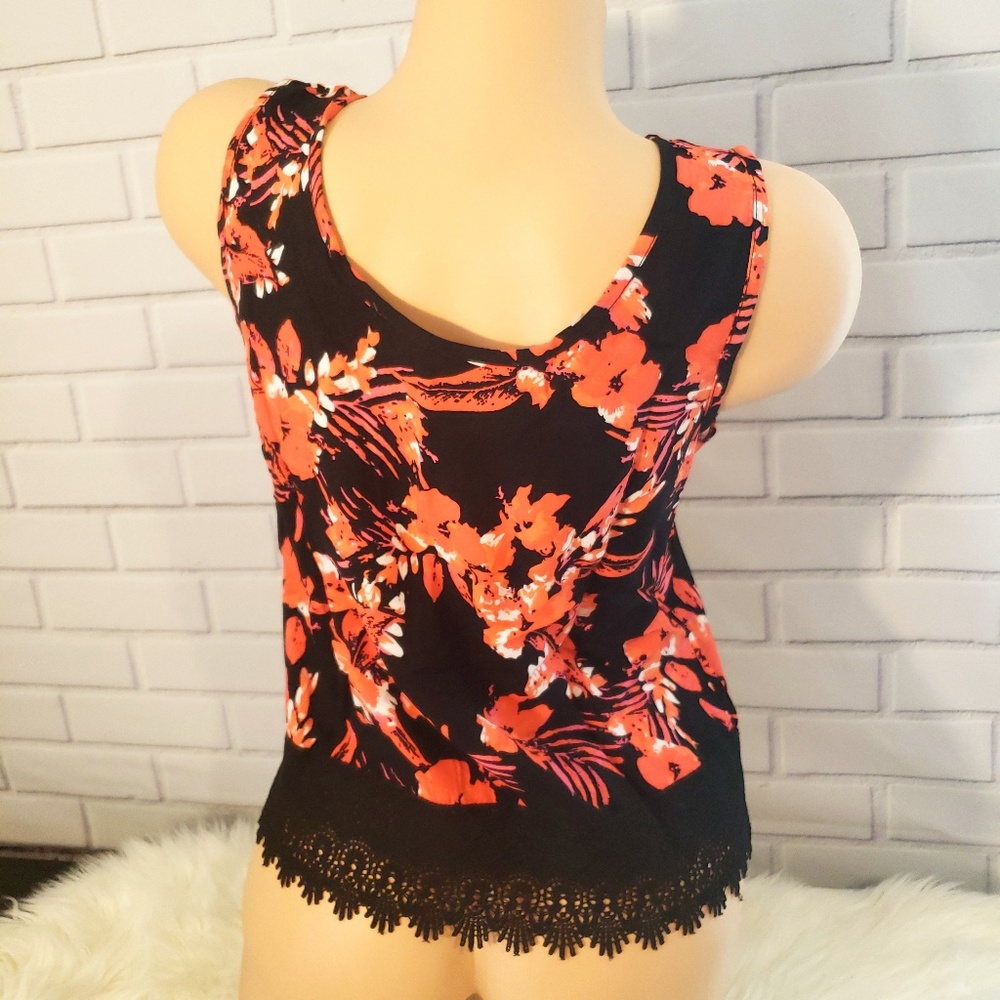 Crochet detail floral top - Picture 2 of 4